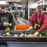 Nicht eindeutig trennbarer Müll wird manuell überprüft. Im Zentrum der Sortieranlage laufen alle Förderbänder zusammen