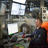 Wenn etwas in der vier Stockwerke hohen Halle in Berlin Hellersdorf nicht mehr rund läuft, bemerkt man es hier als erstes.