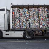 In der Fabrik kommen auch Steine, Stofftiere, Stereoanlagen und sogar ganze Motorblöcke an. Das gehört zwar alles nicht in den gelben Sack, die Mitarbeiter werden aber auch damit fertig.