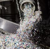 Das zerkleinerte Material vor der Einschmelzung und Pressung zum Granulat