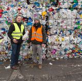 stern-Reporter Boris Wintzenburg (links)und Fotograf Philipp Spalek in der Recyclinganlage von Alba Recycling GmbH in Berlin