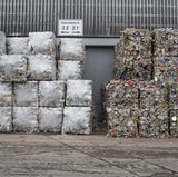 Die fertig gepressten und sortierten Würfel sind fertig zum Verladen.