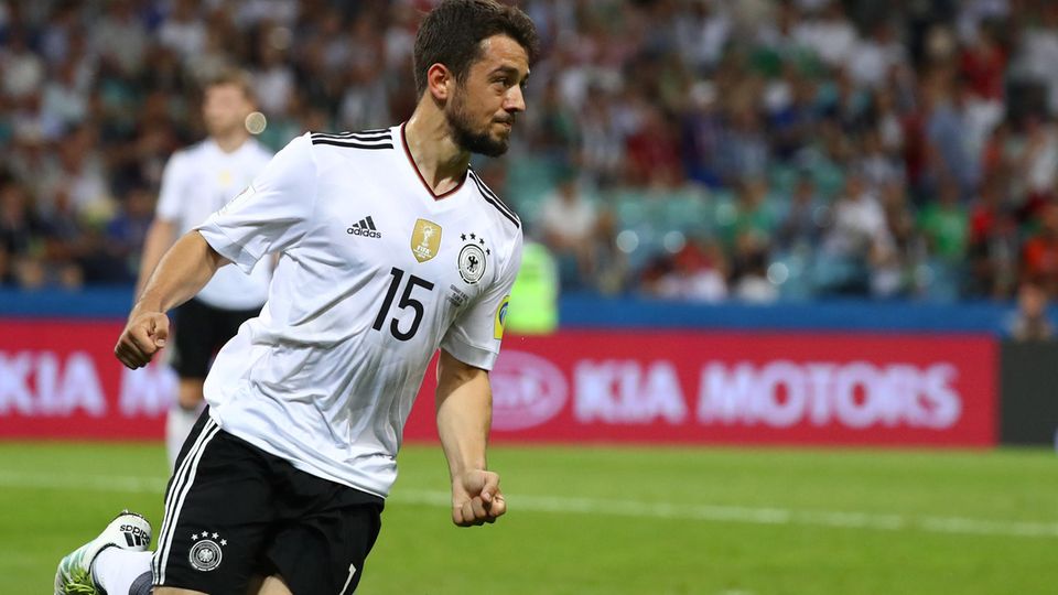 Amin Younes bleibt verbannt in der 2. Mannschaft von Ajax Amsterdam Amin Younes jubelt über sein Tor zum 4:1 gegen Mexiko beim Confed Cup - Ajax Amsterdam hat ihn nun aussortiert