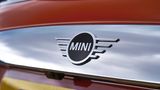 Das neue Mini-Logo am Mini Cooper wirkt sachlicher und kühler