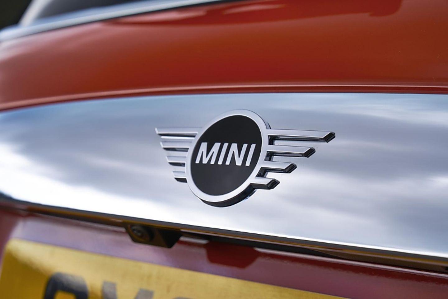 Das neue Mini-Logo am Mini Cooper wirkt sachlicher und kühler