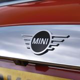 Das neue Mini-Logo am Mini Cooper wirkt sachlicher und kühler