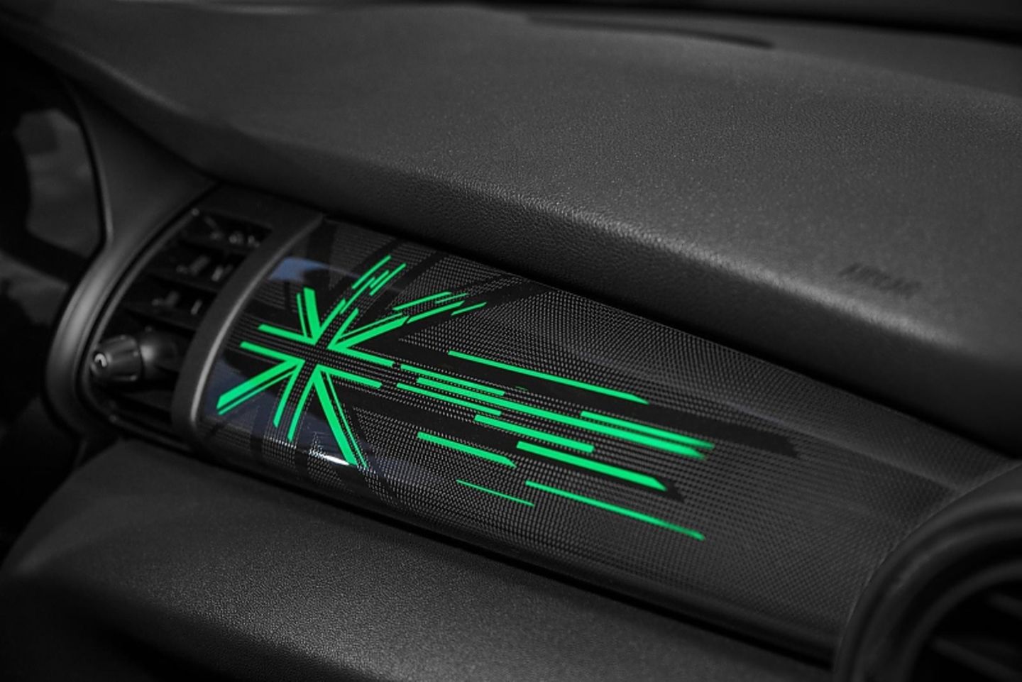 Auf dem Armaturenbrett des Mini Cooper erstrahlt jetzt auf Wunsch die britische Flagge