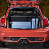 Nach wie vor ziemlich knapp: der Laderaum im Mini