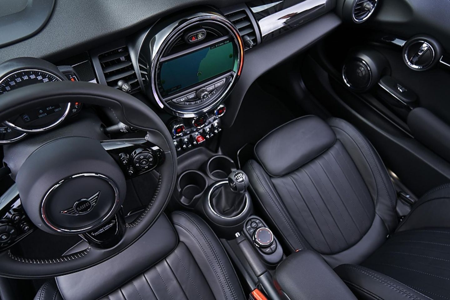 Innen hat sich im Mini Cooper optisch wenig getan