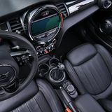 Innen hat sich im Mini Cooper optisch wenig getan
