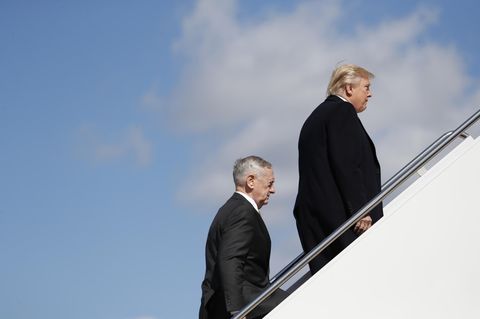 US-Präsident Donald Trump und Verteidigungsminister James Mattis steigen in die Air Force One.