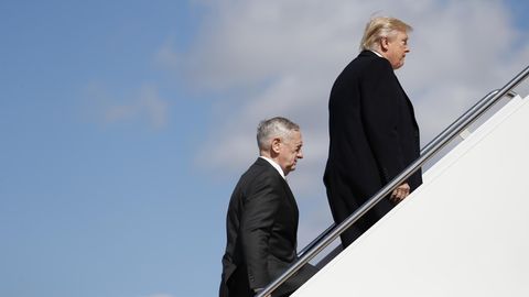 US-Präsident Donald Trump und Verteidigungsminister James Mattis steigen in die Air Force One.