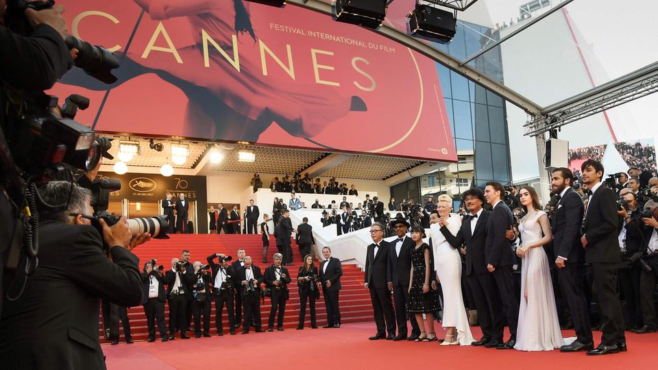 Das Castvon "Okja" erscheint zur Vorstellung des Netflix-Films bei den Filmfestspielen in Cannes 2017 auf dem roten Teppich