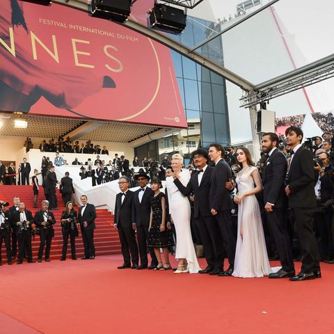 Das Castvon "Okja" erscheint zur Vorstellung des Netflix-Films bei den Filmfestspielen in Cannes 2017 auf dem roten Teppich
