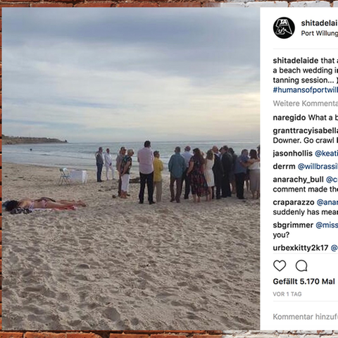 Eine Frau liegt am Strand in Australien, während neben ihr eine Hochzeit stattfindet