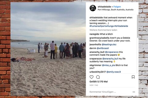 Eine Frau liegt am Strand in Australien, während neben ihr eine Hochzeit stattfindet