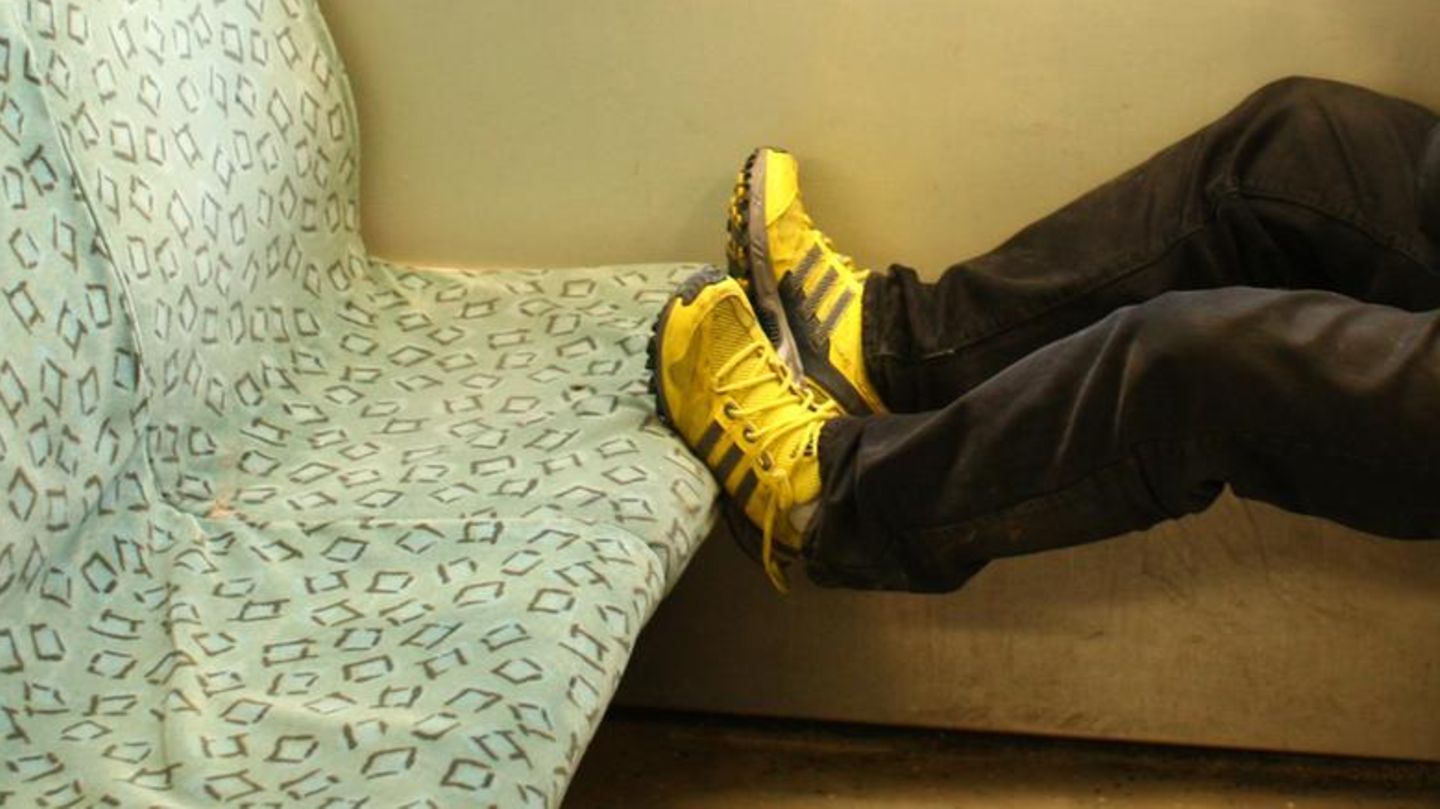 nachrichten deutschland - schuhe s-bahn