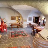 BOIVIN   Küchenchef Riccardo Bosco hat viele Länder bereist, liebt die Trentiner Küchenkultur und beherrscht den Spagat zwischen den Welten. Mit originellen Papierlampen, dramatischen Gebirgsmalereien und Jazzmusik verwandelte er einen ehemaligen Weinkeller in ein Restaurant. Dort lässt er auffahren: Forelle auf Apfel-Sellerie-Salat, Kalbsgeschnetzeltes mit Ingwergemüse oder einen Saibling, der zwischen zwei Stücken Lärchenrinde im Ofen garte. "Meine Alternative zum Räuchern", sagt er.    Levico Terme, Via Garibaldi 9  Tel. 0461-70 16 70  www.boivin.it