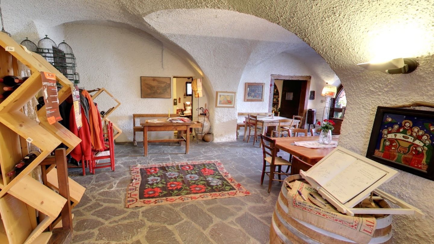 Restaurant-Tipps: BOIVIN Küchenchef Riccardo Bosco hat viele Länder bereist, liebt die Trentiner Küchenkultur und beherrscht den Spagat zwischen den Welten. Mit originellen Papierlampen, dramatischen Gebirgsmalereien und Jazzmusik verwandelte er einen ehemaligen Weinkeller in ein Restaurant. Dort lässt er auffahren: Forelle auf Apfel-Sellerie-Salat, Kalbsgeschnetzeltes mit Ingwergemüse oder einen Saibling, der zwischen zwei Stücken Lärchenrinde im Ofen garte. "Meine Alternative zum Räuchern", sagt er. Levico Terme, Via Garibaldi 9 Tel. 0461-70 16 70 www.boivin.it BOIVIN Küchenchef Riccardo Bosco hat viele Länder bereist, liebt die Trentiner Küchenkultur und beherrscht den Spagat zwischen den Welten. Mit originellen Papierlampen, dramatischen Gebirgsmalereien und Jazzmusik verwandelte er einen ehemaligen Weinkeller in ein Restaurant. Dort lässt er auffahren: Forelle auf Apfel-Sellerie-Salat, Kalbsgeschnetzeltes mit Ingwergemüse oder einen Saibling, der zwischen zwei Stücken Lärchenrinde im Ofen garte. "Meine Alternative zum Räuchern", sagt er. Levico Terme, Via Garibaldi 9 Tel. 0461-70 16 70 www.boivin.it