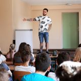 Der 29-Jährige hält Vorträge an Schulen in ganz Deutschland. Den Drogenkonsum vergleicht er gerne mit einer Silvesterrakete. Sie hebt ab, fliegt in den Himmel - und es folgt der Absturz: Sie explodiert am höchsten Punkt.