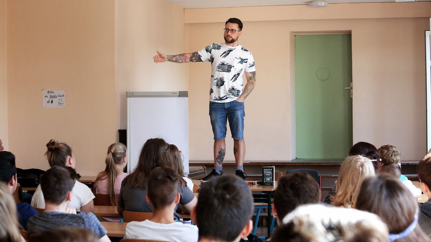 Der 29-Jährige hält Vorträge an Schulen in ganz Deutschland. Den Drogenkonsum vergleicht er gerne mit einer Silvesterrakete. Sie hebt ab, fliegt in den Himmel - und es folgt der Absturz: Sie explodiert am höchsten Punkt.
