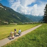 Auf zwei Rädern im Sattel  Fahrradfahren vor grandioser Kulisse: Im Trentino gibt es ein dichtes Wegenetz von Fahrradrouten. Dabei geht es mit dem Mountainbike nicht nur über Stock und Stein, sondern auch auf ausgeschilderten Wegen durch flache Täler - ohne Autoverkehr auf der Strecke, wie hier im Val di Fiemme.