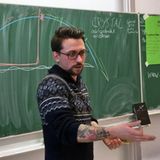 Forster ging auf eine Hauptschule in Nürnberg. Als Schüler hasste er diesen Ort, er wurde gemobbt und verprügelt. Heute geht er freiwillig dorthin - um Schüler und Schülerinnen vor Drogen zu warnen.