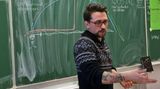 Forster ging auf eine Hauptschule in Nürnberg. Als Schüler hasste er diesen Ort, er wurde gemobbt und verprügelt. Heute geht er freiwillig dorthin - um Schüler und Schülerinnen vor Drogen zu warnen.