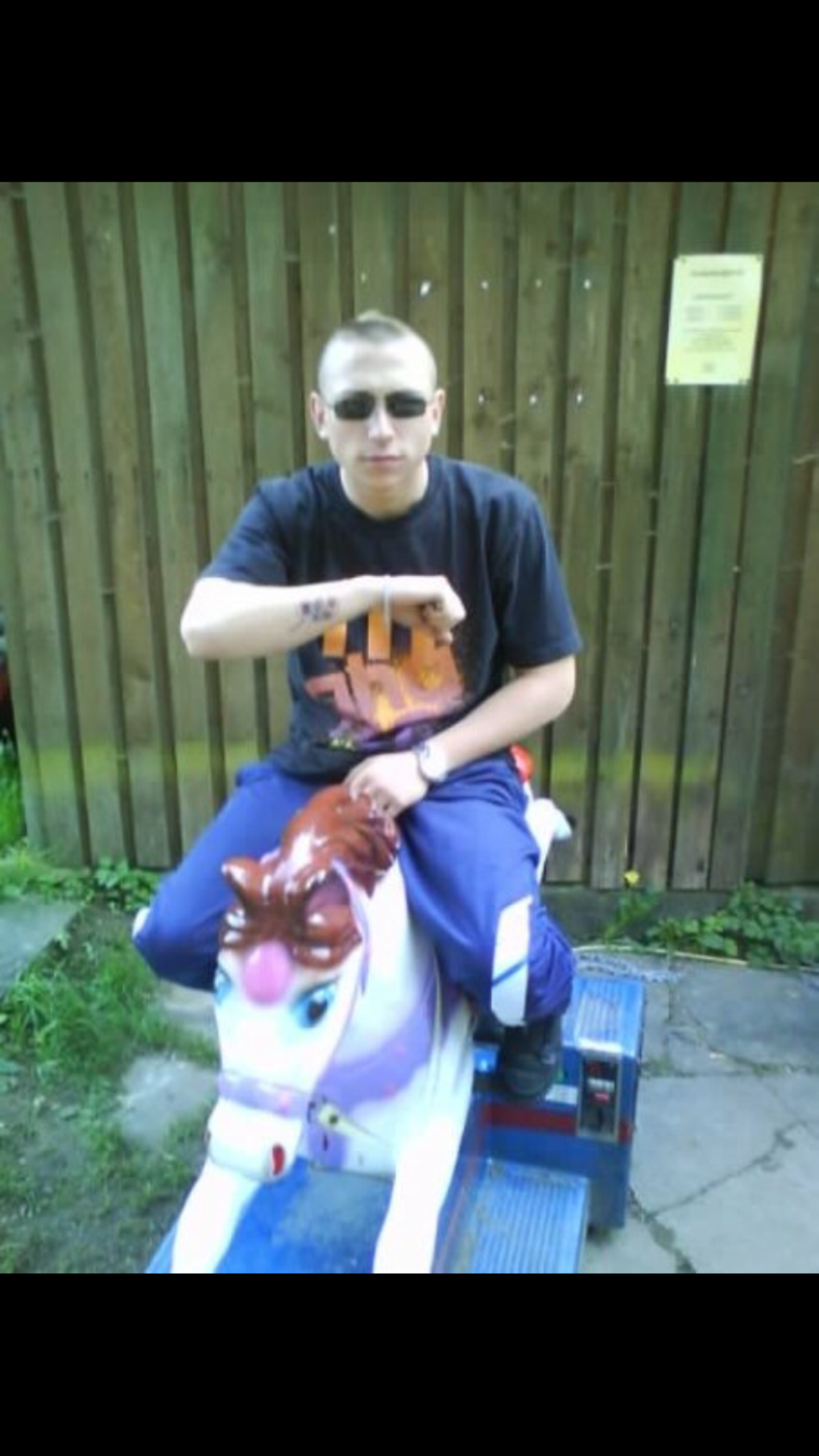 Foto aus alten Tagen: Im Alter von 17 bis 19 Jahren kiffte Forster jeden Tag. Er nahm Speed und Ecstasy. Die schmale Sonnenbrille wurde zu seinem Markenzeichen.