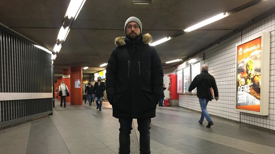Crystal Meth: Reise in die Vergangenheit: An der U-Bahnhaltestelle Plärrer in Nürnberg vertickte Forster früher Speed. In unmittelbarer Nähe lag das Kriminalamt. Forster fühlte sich deshalb "wie ein King". Heute rührt Forster nicht einmal mehr Alkohol oder Zigaretten an. Reise in die Vergangenheit: An der U-Bahnhaltestelle Plärrer in Nürnberg vertickte Forster früher Speed. In unmittelbarer Nähe lag das Kriminalamt. Forster fühlte sich deshalb "wie ein King". Heute rührt Forster nicht einmal mehr Alkohol oder Zigaretten an.