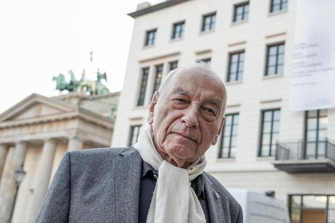 Eugen Gomringer vor der Alice-Salomon-Hochschule