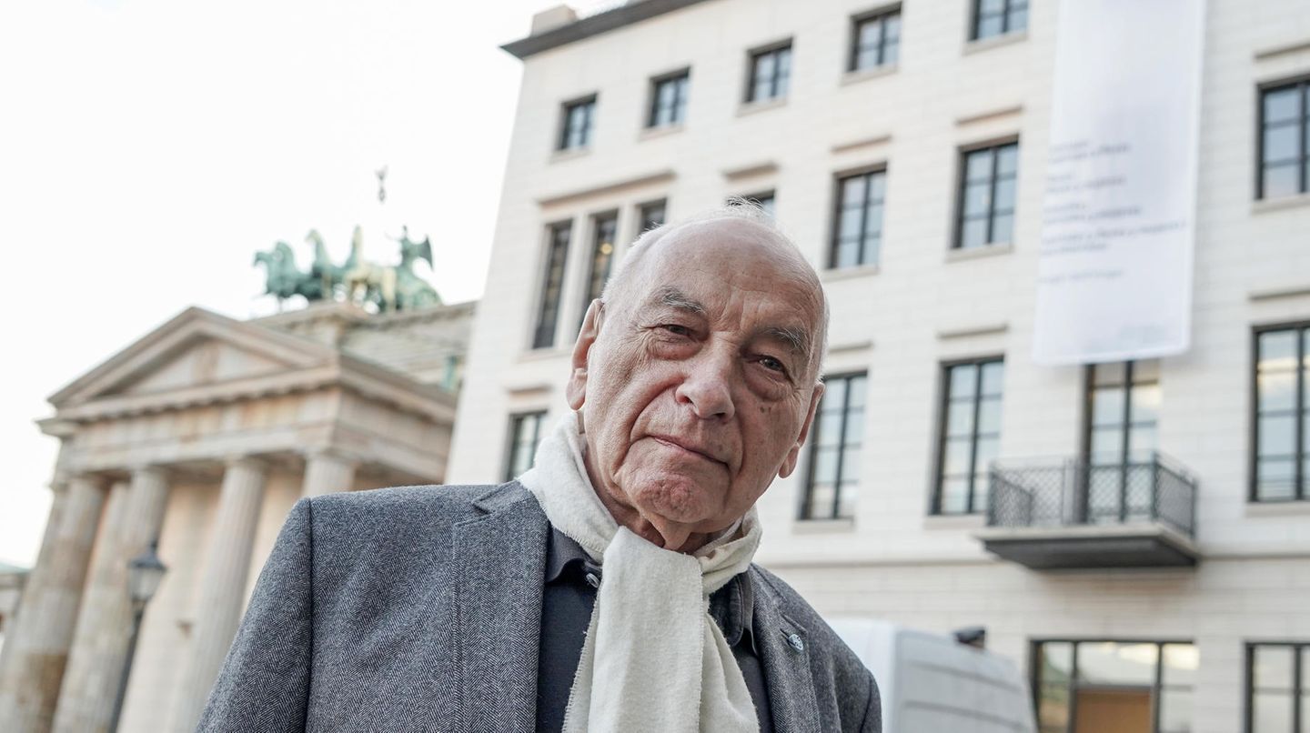 Eugen Gomringer vor der Alice-Salomon-Hochschule
