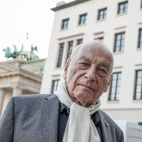 Eugen Gomringer vor der Alice-Salomon-Hochschule