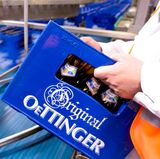 Platz 4: Oettinger Gruppe  Absatz in Deutschland: 6 Millionen Hektoliter  Das Billig-Bier liefert sich seit Jahren ein enges Rennen mit der Premium-Marke Krombacher um den Titel der meistverkauften Marke Deutschlands. Zum Billig-Imperium gehört auch das bekannte Dosenbier 5,0 Original. 