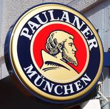 Platz 6: Paulaner Gruppe  Absatz in Deutschland: 4,5 Millionen Hektoliter  Der Name der Münchner Brauerei geht auf den Paulanerorden zurück, deren Mönche ab dem 17. Jahrhundert Bier für den Eigenbedarf herstellten. Zum Unternehmen gehören heute auch die Marken Kulmbacher, Fürstenberg, Hoepfner und Schmucker.
