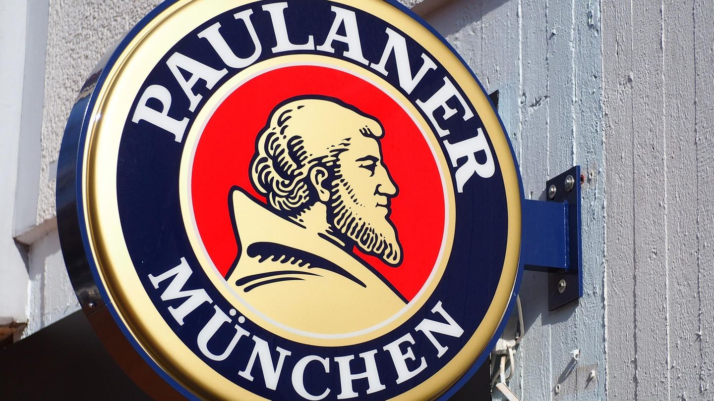 Ranking: Platz 6: Paulaner Gruppe Absatz in Deutschland: 4,5 Millionen Hektoliter Der Name der Münchner Brauerei geht auf den Paulanerorden zurück, deren Mönche ab dem 17. Jahrhundert Bier für den Eigenbedarf herstellten. Zum Unternehmen gehören heute auch die Marken Kulmbacher, Fürstenberg, Hoepfner und Schmucker. Platz 6: Paulaner Gruppe Absatz in Deutschland: 4,5 Millionen Hektoliter Der Name der Münchner Brauerei geht auf den Paulanerorden zurück, deren Mönche ab dem 17. Jahrhundert Bier für den Eigenbedarf herstellten. Zum Unternehmen gehören heute auch die Marken Kulmbacher, Fürstenberg, Hoepfner und Schmucker.