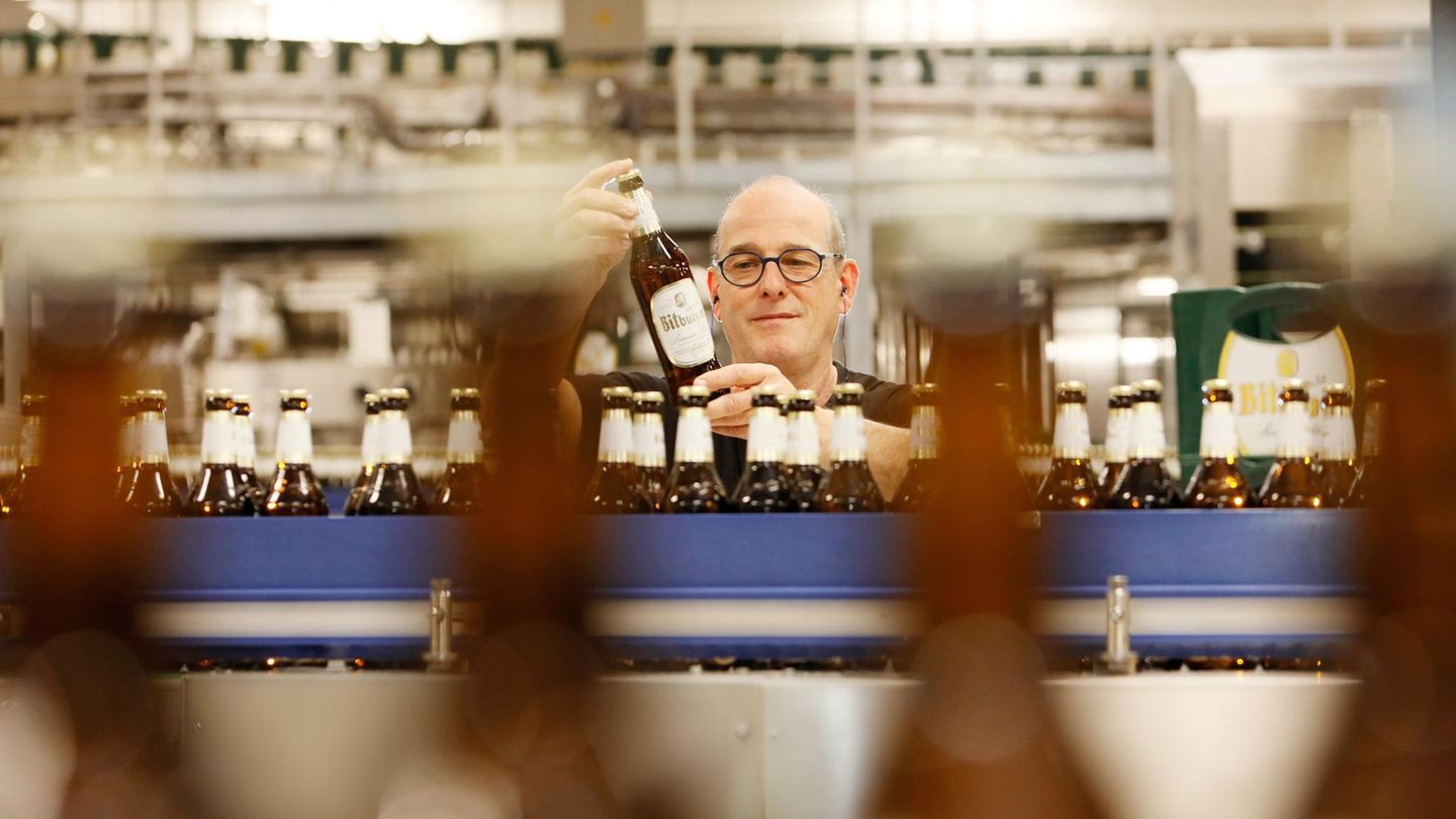 Platz 3: Bitburger Gruppe  Absatz in Deutschland: 6,3 Millionen Hektoliter  Aufs Treppchen schafft es die Großbrauerei aus der Eifel, zu der auch König Pilsener, Köstritzer, Licher und Wernesgrüner gehören.