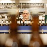 Platz 3: Bitburger Gruppe  Absatz in Deutschland: 6,3 Millionen Hektoliter  Aufs Treppchen schafft es die Großbrauerei aus der Eifel, zu der auch König Pilsener, Köstritzer, Licher und Wernesgrüner gehören.