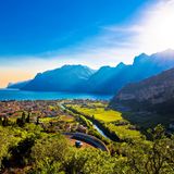 ACETAIA DEL BALSAMICO   Blick auf den Garadsee und die Stadt Riva del Garda im Trentino.  Hier steht das Restaurant Acetaia Del Balsamico. Unglaublich, was die fleißige Familie Bombardelli alles auf die Beine stellt! Sie keltert Wein, veredelt Most zu aromatischem Balsamico-Essig, produziert Käse, legt das eigene Gemüse ein, backt Brot, presst Oliven zu duftigem Öl. Und bereitet aus dem Fleisch der eigenen Rinder nach streng gehütetem Rezept eine gefeierte carne salada zu. Am besten schmeckt das mit Salz und Gewürzen gereifte Fleisch – eine Spezialität der Region – im hauseigenen Restaurant der Acetaia oberhalb von Riva del Garda. In dem modernen Anwesen mit herrlichem Seeblick werden auch die anderen Produkte des Landguts zu feinen Trentiner Gerichten verarbeitet.    Cologna di Tenno, Strada di San Zeno 2  Tel. 0464-55 00 64  www.acetaiadelbalsamico.it