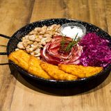 HOME STUBE ALPINE MOOD   Im modernen Alpinstil gestaltet ist diese Hütte in Madonna di Campiglio. Deutsche Spitzenbiere vom Faß gehen mit professionell zubereitetem Kneipen- Food wie Hirsch-Hamburger mit Preiselbeeren, Spareribs und Knödeln in Salbeibutter eine gelungene Mischung ein. Das schicke Madonna di Campiglio trifft sich hier zum Sehen und Gesehenwerden. Und lässt es sich schmecken.    Madonna di Campiglio, Via Adamello 16  Tel. mobil 334-838 54 97  www.stubehome.it