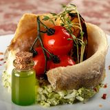 LA TERRAZZA   Weiße Wände, weiß eingedeckte Tische, und der Blick schweift über den blauen Gardasee. Auf der "Terrazza" herrscht schönste italienische Ferienstimmung – auf dem Teller auch. Hier steht Fisch frisch aus dem See im Mittelpunkt. Saibling wird auf zarten Erbsen angerichtet, die Schleie versteckt sich in hausgemachten Ravioli, den Barsch gibt es mit Almbutter und frischem Salbei. Wenn sie auf der Karte stehen: unbedingt die zarten Torbole- Brokkoli probieren.    Torbole, Via Benaco 24  Tel. 0464-50 60 83  www.allaterrazza.com
