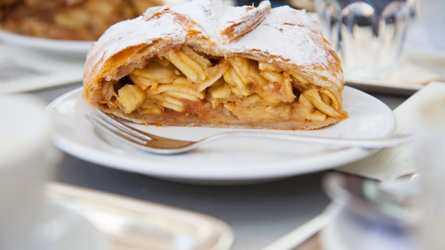 Restaurant-Tipps: LOCANDA DELLE TRE CHIAVI Man muss schon wissen, dass Annarita Valentini aus Apulien stammt. Denn ihre Küche verrät es nicht. Mit großer Begeisterung verarbeitet die Süditalienerin Trentiner (Bio-)Produkte aus der nächsten Umgebung zu erstklassigen Gerichten. Es gibt marinierten Gebirgssaibling, Roggen-Teigtaschen mit Ziegenricotta und Kräutern, Huhn mit Löwenzahn und Auberginengemüse, zum Nachtisch köstlichen Apfelstrudel. Das Brot ist hausgebacken. Ehemann Sergio wirkt als herzlicher Maître; hübsche Zimmer werden auch vermietet. Isera, Via Vannetti 8 Tel. 0464-42 37 21 www.locandadelletrechiavi.it LOCANDA DELLE TRE CHIAVI Man muss schon wissen, dass Annarita Valentini aus Apulien stammt. Denn ihre Küche verrät es nicht. Mit großer Begeisterung verarbeitet die Süditalienerin Trentiner (Bio-)Produkte aus der nächsten Umgebung zu erstklassigen Gerichten. Es gibt marinierten Gebirgssaibling, Roggen-Teigtaschen mit Ziegenricotta und Kräutern, Huhn mit Löwenzahn und Auberginengemüse, zum Nachtisch köstlichen Apfelstrudel. Das Brot ist hausgebacken. Ehemann Sergio wirkt als herzlicher Maître; hübsche Zimmer werden auch vermietet. Isera, Via Vannetti 8 Tel. 0464-42 37 21 www.locandadelletrechiavi.it