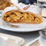 LOCANDA DELLE TRE CHIAVI   Man muss schon wissen, dass Annarita Valentini aus Apulien stammt. Denn ihre Küche verrät es nicht. Mit großer Begeisterung verarbeitet die Süditalienerin Trentiner (Bio-)Produkte aus der nächsten Umgebung zu erstklassigen Gerichten. Es gibt marinierten Gebirgssaibling, Roggen-Teigtaschen mit Ziegenricotta und Kräutern, Huhn mit Löwenzahn und Auberginengemüse, zum Nachtisch köstlichen Apfelstrudel. Das Brot ist hausgebacken. Ehemann Sergio wirkt als herzlicher Maître; hübsche Zimmer werden auch vermietet.    Isera, Via Vannetti 8  Tel. 0464-42 37 21  www.locandadelletrechiavi.it