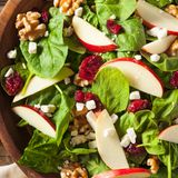 MASO PALÙ  Als wäre man zu Gast bei Freunden. In dieser rustikalen, mit eleganter Note eingerichteten Hütte entscheidet Hausherrin und Köchin Emiliana Amadori, was es gibt: ein monatlich wechselndes, rustikales Menü für alle. An weiß gedeckten Tischen lassen sich die Gäste erst den Vorspeisenteller mit carne salada, eingelegter Zunge und Apfelsalat schmecken, probieren sich dann durch die Primi Piatti (köstlich: Tagliolini mit Safran und Radicchio oder Bär­lauch-Gerstenrisotto) und genießen als Hauptgang zum Beispiel Rindfleisch mit Monte-Baldo-Trüffel (ja, den gibt’s!). Hungrig ist hier noch niemand vom Tisch aufgestanden. Unzufrieden vermutlich auch nicht.     Brentonico, Via Graziani 56    Tel. 0464-39 50 14  www.masopalu.com