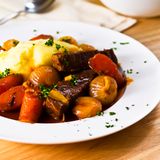 MASO SANTA ROMINA   Sonnig über dem Lozen-Tal liegt dieser Bilderbuch-Bauernhof. Vor den Fenstern prunken Geranien, auf einem Holzstapel ruht ein Paar Wanderstiefel, in der Küche rührt Wirtin Mirella die Polenta im Kupferkessel. Dazu gibt es tonco del pontesel, ein aromatisches Gulasch aus Fleisch und der Trentiner Wurst Luganega. Käse, Obst undKräuter – Gerstenrisotto würzt Mirella mit frischer Minze – kommen aus eigener Produktion, das schmeckt man.    Canal San Bovo, Loc. Zortea, Strada per Lago di Calaita  Tel. 0439-71 94 59  www.masosantaromina.com