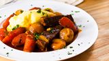 MASO SANTA ROMINA   Sonnig über dem Lozen-Tal liegt dieser Bilderbuch-Bauernhof. Vor den Fenstern prunken Geranien, auf einem Holzstapel ruht ein Paar Wanderstiefel, in der Küche rührt Wirtin Mirella die Polenta im Kupferkessel. Dazu gibt es tonco del pontesel, ein aromatisches Gulasch aus Fleisch und der Trentiner Wurst Luganega. Käse, Obst undKräuter – Gerstenrisotto würzt Mirella mit frischer Minze – kommen aus eigener Produktion, das schmeckt man.    Canal San Bovo, Loc. Zortea, Strada per Lago di Calaita  Tel. 0439-71 94 59  www.masosantaromina.com