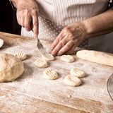 OSTERIA FRA DOLCINO    Im weiten Talgrund am Fuße der Adamellogruppe wachsen die dicken alten Mauern des 200 Jahre alten Bauernhauses aus der Wiese. Gemütliche Gästezimmer laden zum Bleiben ein, es wird superb nach lokalen Rezepten und Nachhaltigkeitskriterien gekocht. Am besten nimmt man im Gewölbe der alten Gaststube Platz und lässt sich Michele Cassanellis lokale Gourmetküche servieren: Alpen-Saibling mit Äpfeln und Gardasee-Olivenöl, Gnocchi mit geschmolzenem Trentingrana, Risotto mit Teroldego. Dazu feinen Tischwein und Gratis-Wasser aus der Karaffe.        Condino, Loc. Sorino, Via Mon 11    Tel. 0465-62 16 86    www.lalocandalpina.it