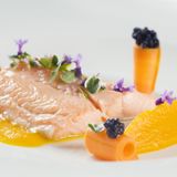 VECCHIA SORNI  Wer Trentiner Winzer mit genießerisch verdrehten Augen erleben will, fährt durch die Weinberge hoch ins Dörfchen Sorni. Dort hat sich eine Trattoria mit Traumblick über das Etschtal zum traditionellen – und inoffiziellen – Treffpunkt der besten Weinmacher der Region entwickelt. Die genießen hier nicht nur die hervorragende Weinauswahl, sondern auch regionale Kreativküche mit viel Flussfisch. Es gibt Felchen-Kroketten mit geschmortem Chicoree, Saibling mit getrockneten Tomaten und Schwarzbrotsauce – und zum Abschluss Kaffee-Mousse, dazu einen letzten tiefen Schluck von der grandiosen Aussicht.    Sorni di Lavis, Piazza Assunta 40   Tel. 0461-87 05 41  www.trattoriavecchiasorni.it