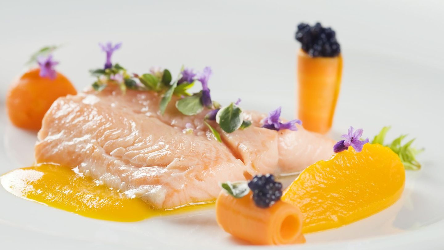 Restaurant-Tipps: VECCHIA SORNI Wer Trentiner Winzer mit genießerisch verdrehten Augen erleben will, fährt durch die Weinberge hoch ins Dörfchen Sorni. Dort hat sich eine Trattoria mit Traumblick über das Etschtal zum traditionellen – und inoffiziellen – Treffpunkt der besten Weinmacher der Region entwickelt. Die genießen hier nicht nur die hervorragende Weinauswahl, sondern auch regionale Kreativküche mit viel Flussfisch. Es gibt Felchen-Kroketten mit geschmortem Chicoree, Saibling mit getrockneten Tomaten und Schwarzbrotsauce – und zum Abschluss Kaffee-Mousse, dazu einen letzten tiefen Schluck von der grandiosen Aussicht. Sorni di Lavis, Piazza Assunta 40 Tel. 0461-87 05 41 www.trattoriavecchiasorni.it VECCHIA SORNI Wer Trentiner Winzer mit genießerisch verdrehten Augen erleben will, fährt durch die Weinberge hoch ins Dörfchen Sorni. Dort hat sich eine Trattoria mit Traumblick über das Etschtal zum traditionellen – und inoffiziellen – Treffpunkt der besten Weinmacher der Region entwickelt. Die genießen hier nicht nur die hervorragende Weinauswahl, sondern auch regionale Kreativküche mit viel Flussfisch. Es gibt Felchen-Kroketten mit geschmortem Chicoree, Saibling mit getrockneten Tomaten und Schwarzbrotsauce – und zum Abschluss Kaffee-Mousse, dazu einen letzten tiefen Schluck von der grandiosen Aussicht. Sorni di Lavis, Piazza Assunta 40 Tel. 0461-87 05 41 www.trattoriavecchiasorni.it