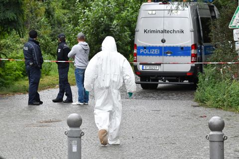 Berlin: Einsatzkräfte der Polizei und Kriminaltechniker im Tiergarten